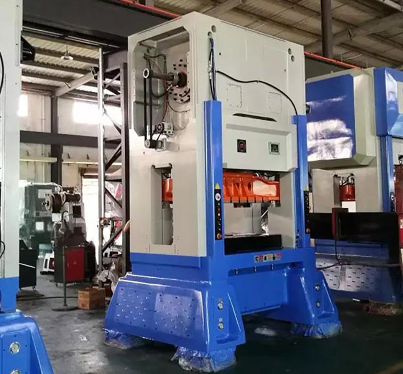 高速沖床生產車間